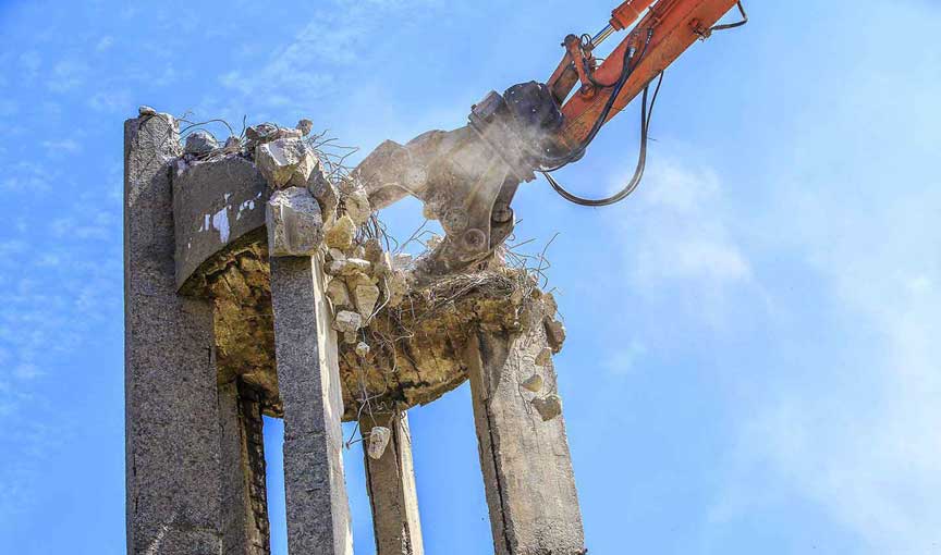 maquina de demolición en altura