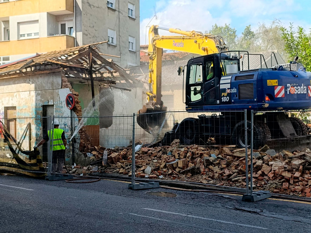 Demolición de una nave en la Avenida de Gijón de La Pola