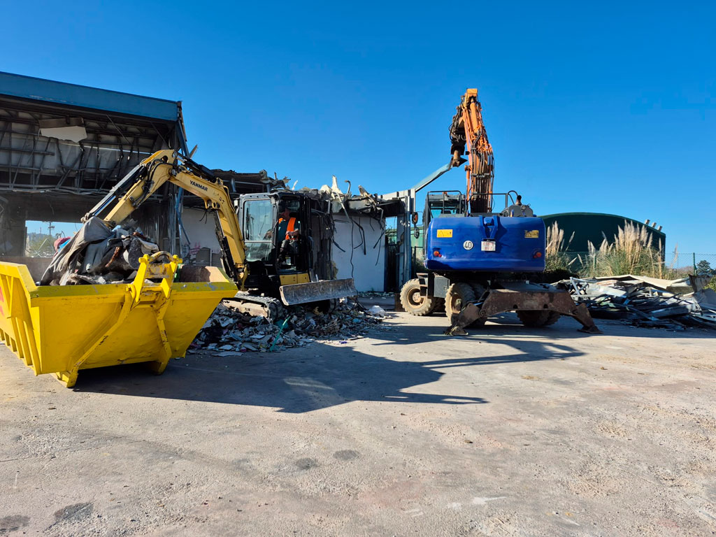 Derribo-del-Soccer-World-en-Gijon