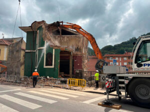 Demolición del antiguo colegio La Salle de Turón para la construcción de alojamientos dotacionales