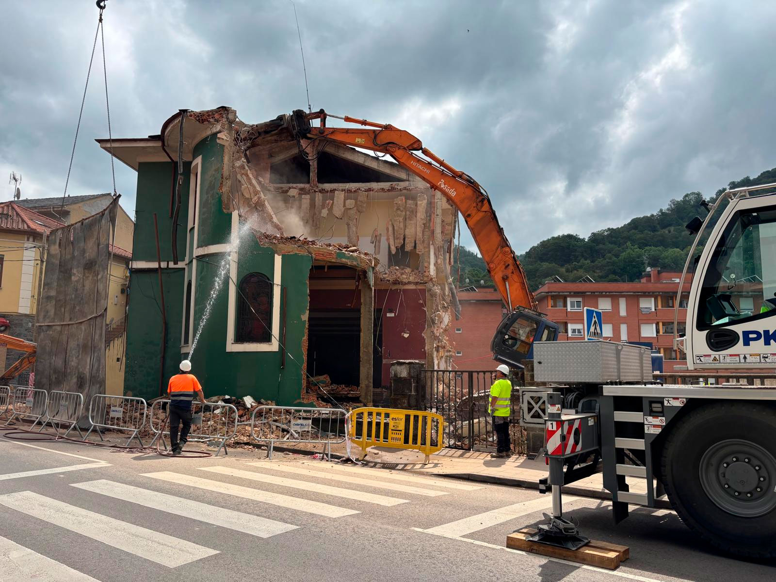 Demolición del antiguo colegio La Salle de Turón para la construcción de alojamientos dotacionales